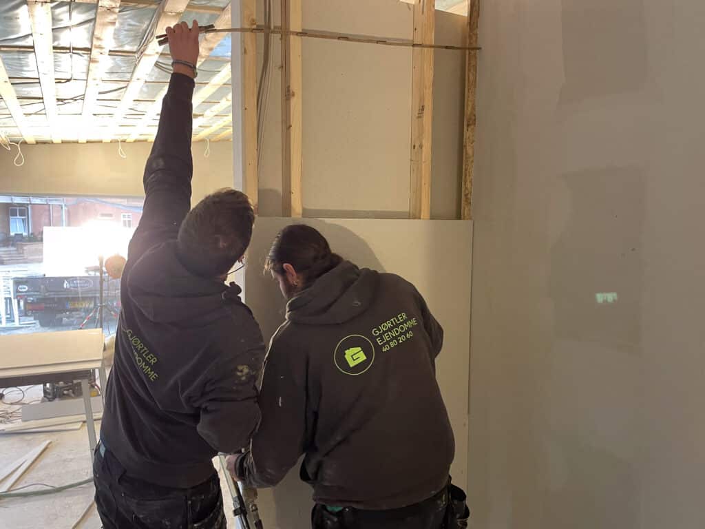 CSR-ansættelser hos Gjørtler Ejendomme, som arbejder med at renovere vægge.