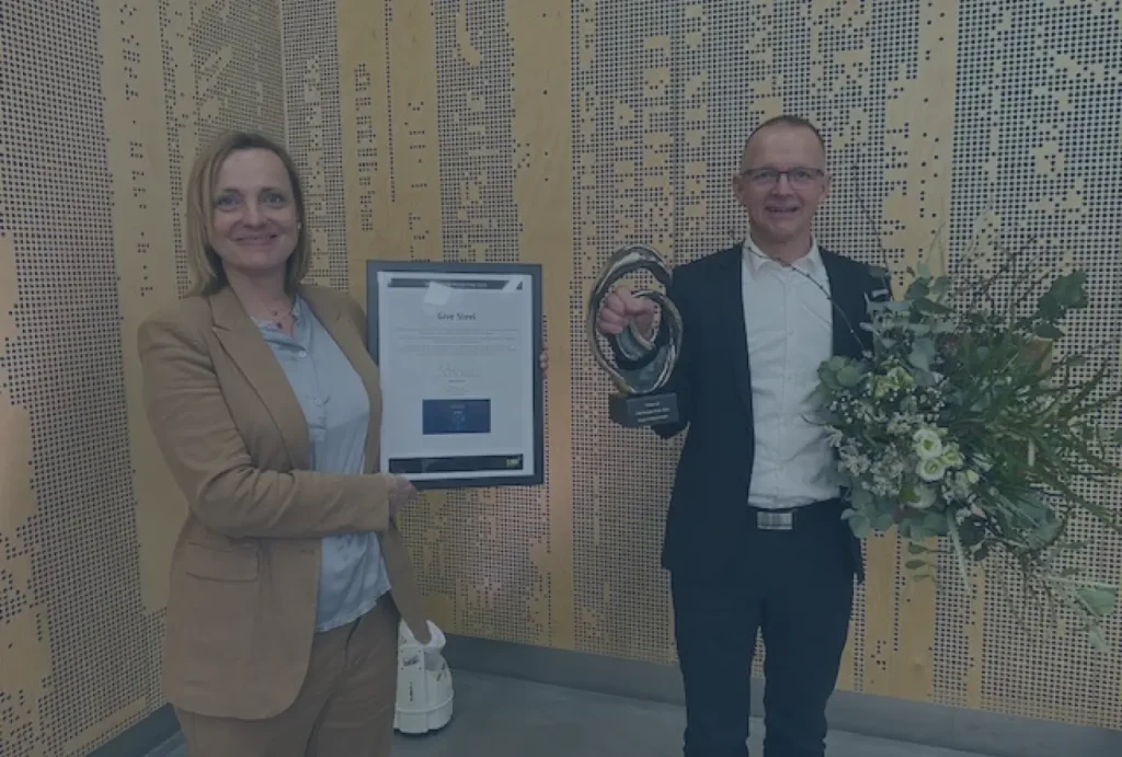 Torben Larsen, Adm. direktør og stifter af GROW, modtager CSR People Price fra Cabi. 