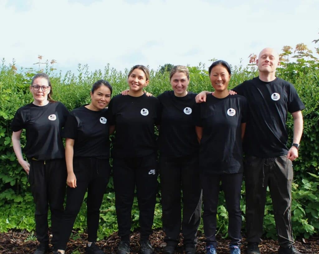 Gruppebillede af sociale ansættelser hos virksomheden Mad Med Mest.