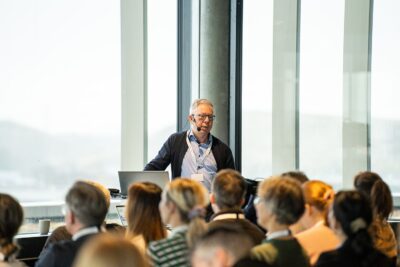 Projektchef, Benny Christensen, snakker til et foredrag.