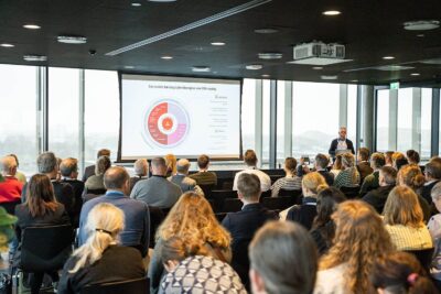 Projektchef, Benny Christensen, snakker til et foredrag.