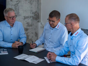 Torben Larsen, Benny Christensen og Niels Rahbek sidder og arbejder sammen om GROW.