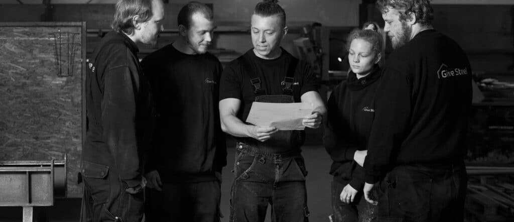 En gruppe af lærlinge, der snakker.