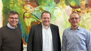 : Projektleder Niels Rahbek i GROW, Direktør Rolf Eg Sørensen i Code of Care samt stifter af GROW, adm. direktør og medejer af Give Steel, Torben Larsen.